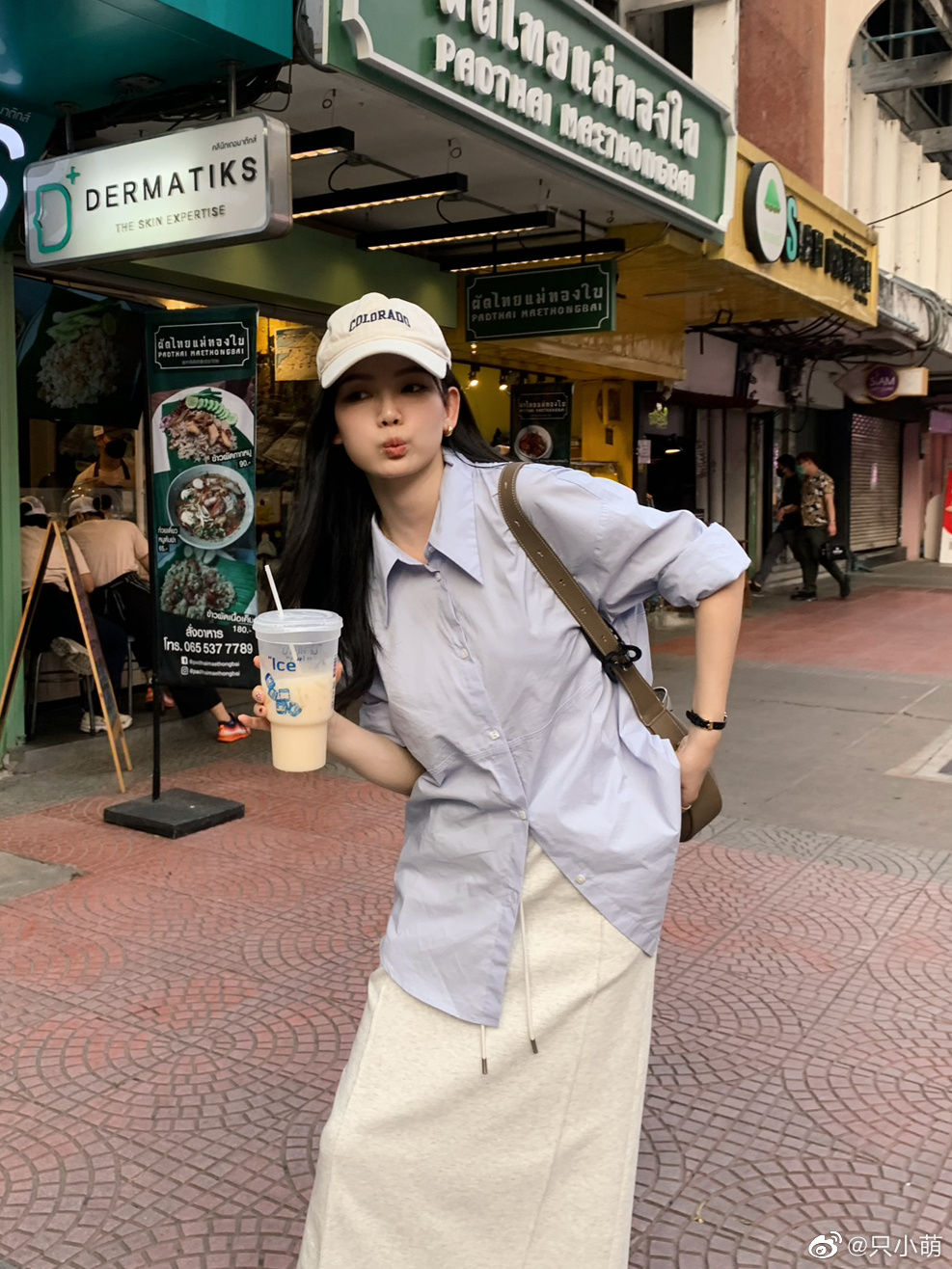 穿蓝衬衫假装<a href=
