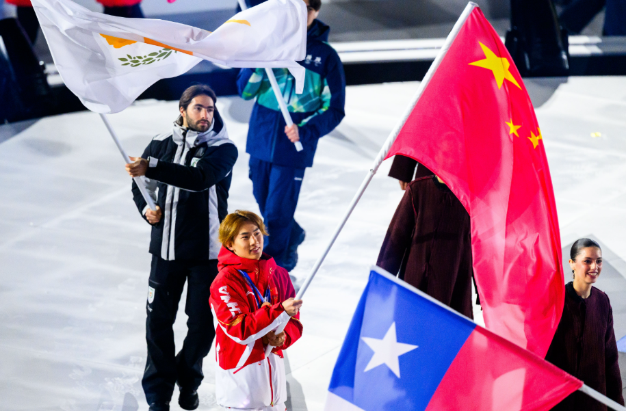 冬奥会大结局！中国队低开高走创下3大不可思议，2人夺金征服欧美