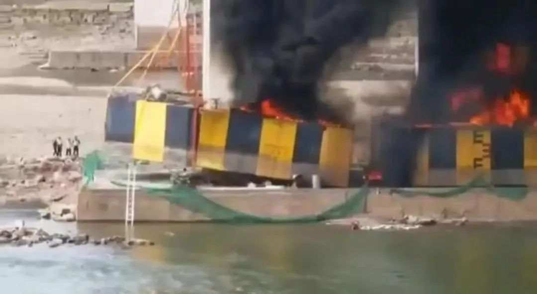 重庆一大桥施工时着火，致1死2伤休闲区蓝鸢梦想 - Www.slyday.coM