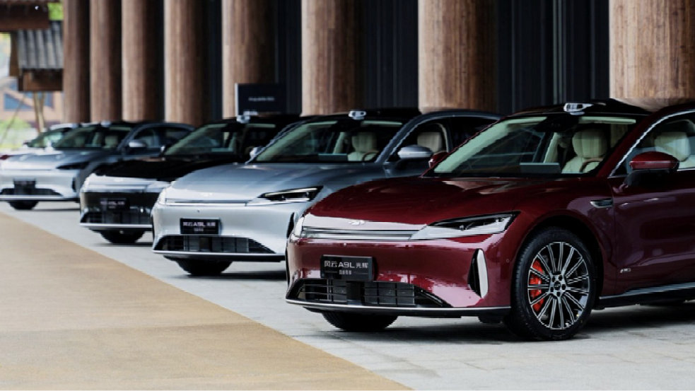 对不起，华为ADS4！这台17万起的国产车，智驾堪比“老司机”