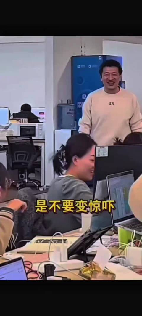 张雪峰：因为女同事一句话，他真去要了魏大勋的签名