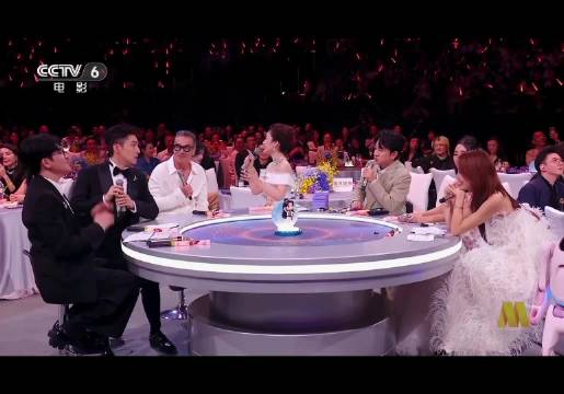 王祖蓝嘴搓二胡称胡歌浮夸，大湾区晚会再献笑料