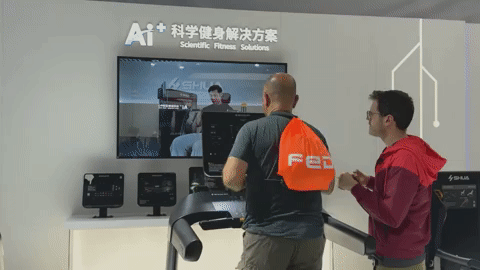 追光 | 镜子能跑步 桌子能骑车 你还有什么理由不健身！