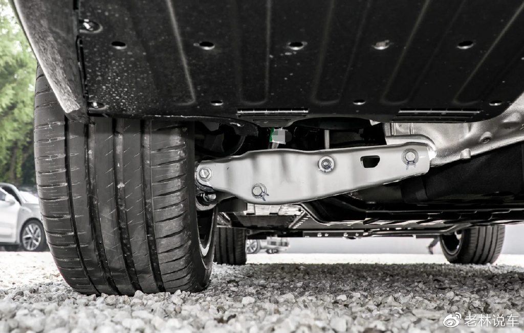 理想L8上市了,车宽1995mm,和宝马X5L同级,标配空气悬架休闲区蓝鸢梦想 - Www.slyday.coM 理想L8上市了,车宽1995mm,和宝马X5L同级,标配空气悬架休闲区蓝鸢梦想 - Www.slyday.coM