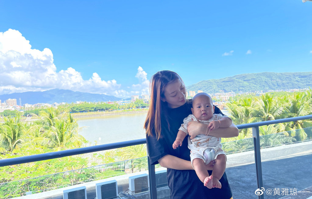 可爱!国羽郑思维儿子面对镜头毫不怯场,黄雅琼抱在怀里笑逐颜开休闲区蓝鸢梦想 - Www.slyday.coM 可爱!国羽郑思维儿子面对镜头毫不怯场,黄雅琼抱在怀里笑逐颜开休闲区蓝鸢梦想 - Www.slyday.coM