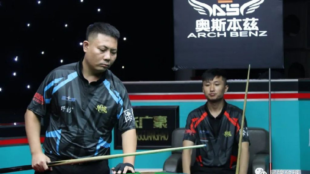 比特犬VS非洲鬣狗:关在一个笼子里饿两天,谁会被吃...