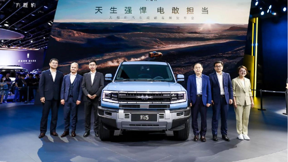 车展的亮点：超级混动平台DMO技术与豹式掉头引领方程豹展台风潮