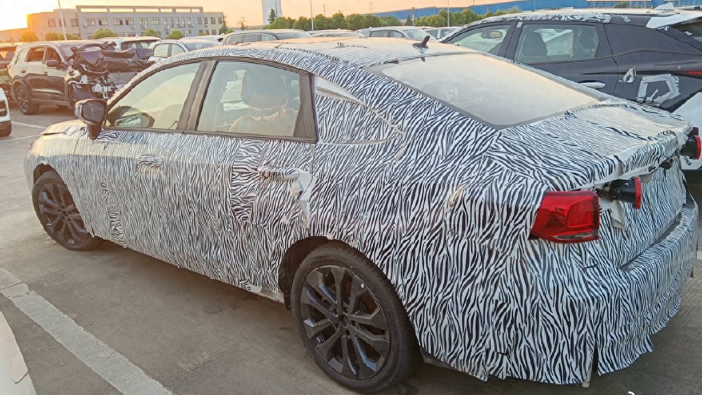 奇瑞风云A6谍照曝光，造型动感，或配1.5L插混动力