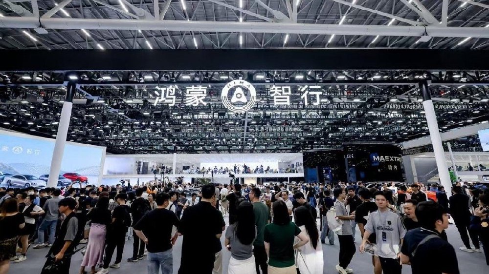 鸿蒙智行全系热销，尊界S800预订火爆开启超豪华新篇章