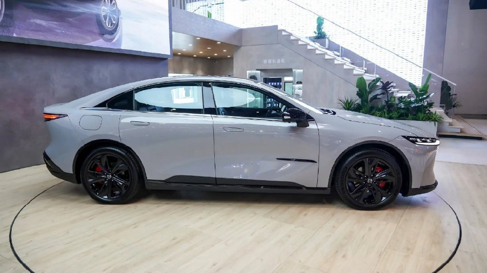 马自达妥协了！B级车才9.98万，油耗1.3L，续航1301km，真实诚