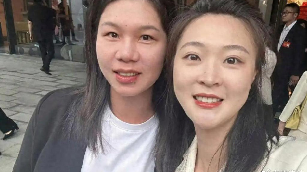 明艳动人！中国女排南长城婚后首次亮相，与前队长同框笑靥如花