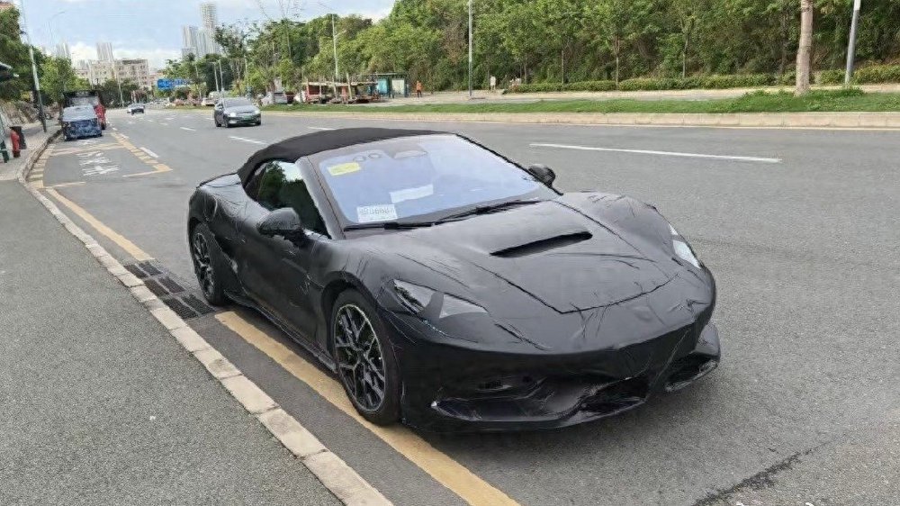 腾势Z实车曝光，车头带进气口，提供硬顶/软顶敞篷