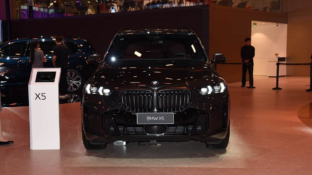2025款宝马X5曜夜套装亮相成都车展，61.5万元起，全系黑化设计