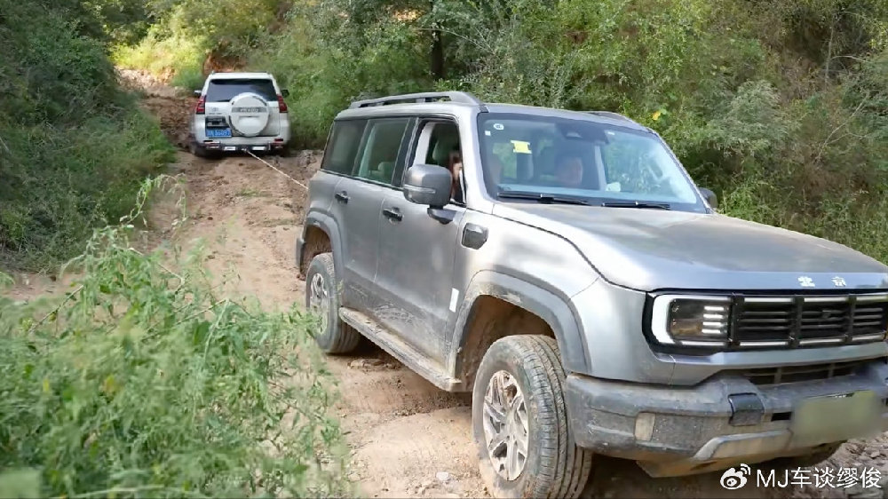 BJ40燃油成功拖拽普拉多，中国汽车工业实力强势崛起！