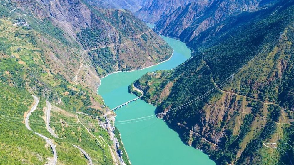 独立悬崖之巅，俯瞰壮美金沙江，尽情领略其“如玉”的一面