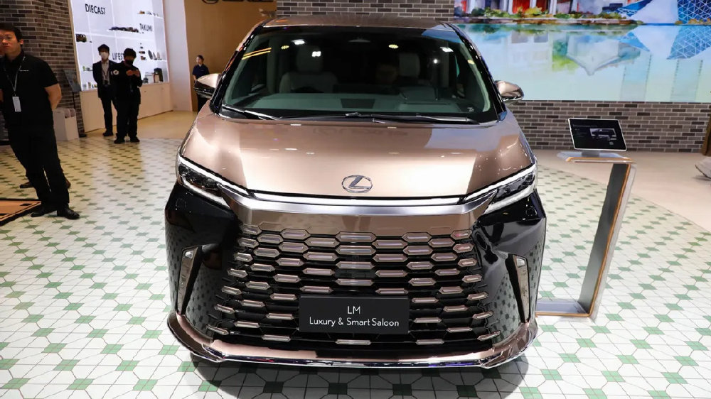 车身超5米！雷克萨斯LM特别版亮相广州车展，配隔断屏/双色车身