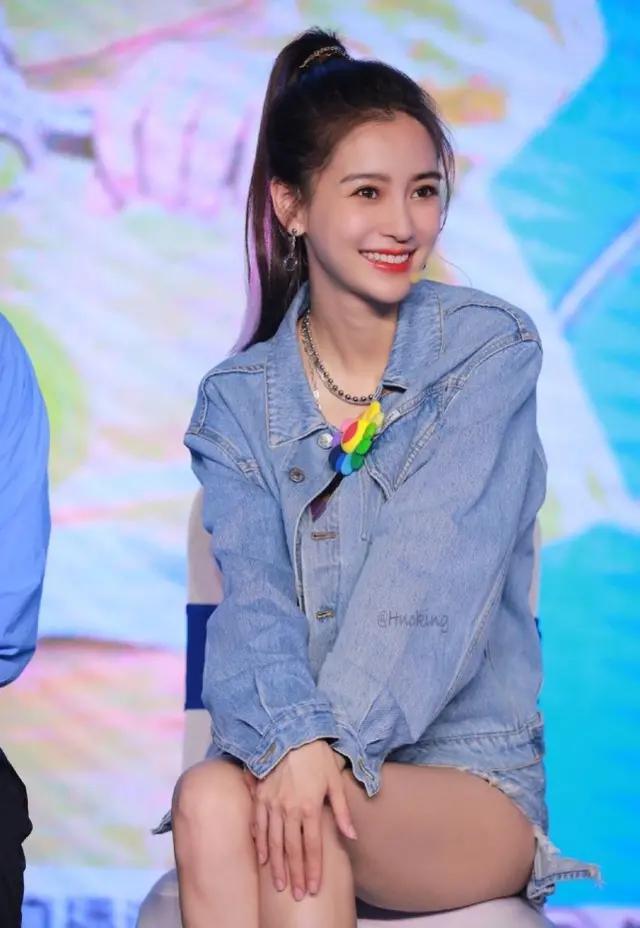 angelababy的照片跑男,angelababy礼服杨颖 angelababy亮相跑男发布会,牛仔风搭配高马尾,甜美少女感十足