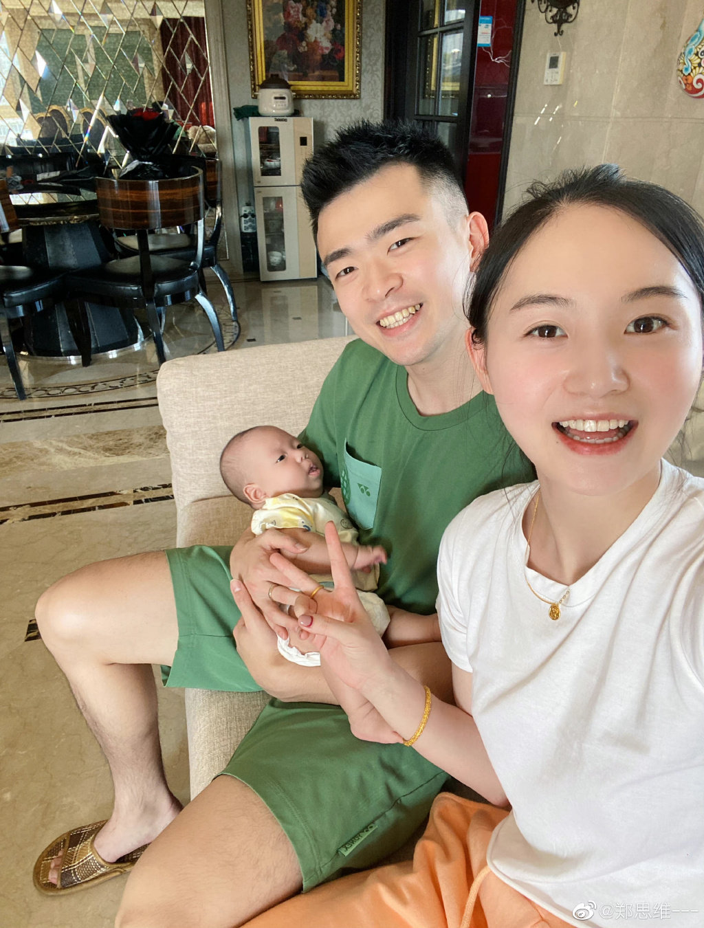 可爱!国羽郑思维儿子面对镜头毫不怯场,黄雅琼抱在怀里笑逐颜开休闲区蓝鸢梦想 - Www.slyday.coM 可爱!国羽郑思维儿子面对镜头毫不怯场,黄雅琼抱在怀里笑逐颜开休闲区蓝鸢梦想 - Www.slyday.coM