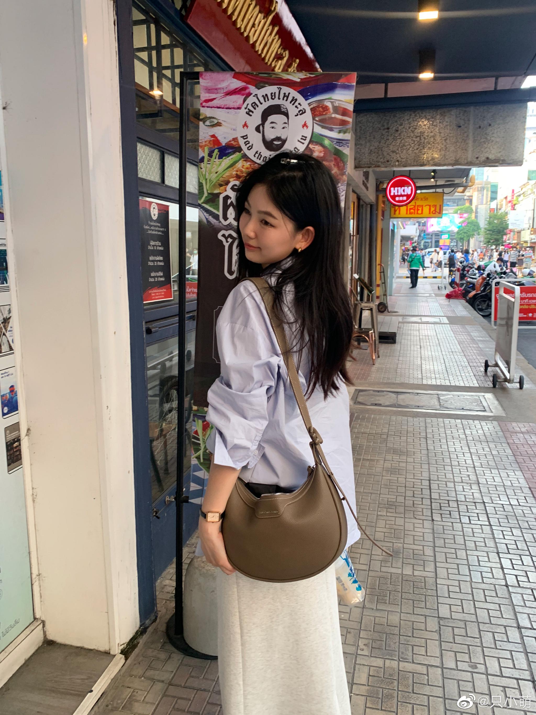穿蓝衬衫假装<a href=