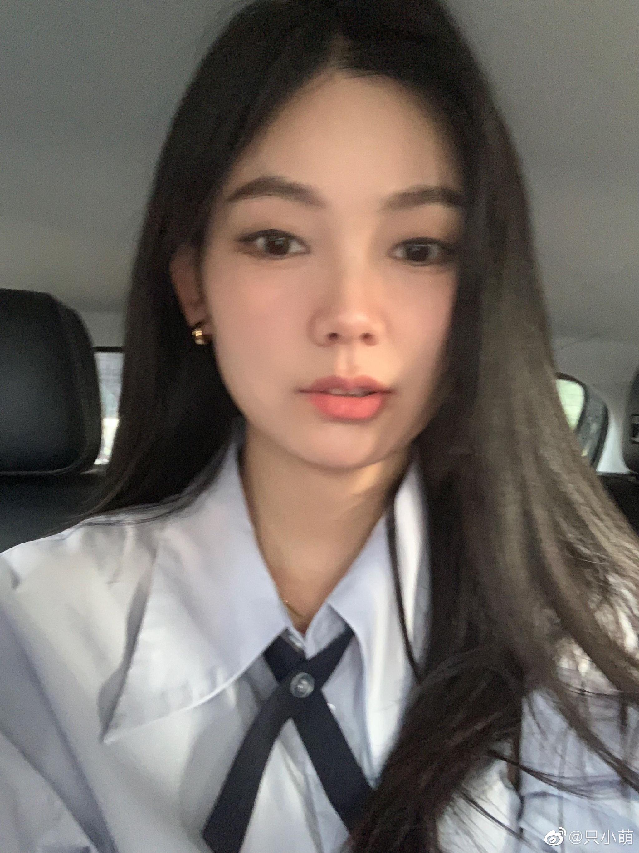 穿蓝衬衫假装<a href=