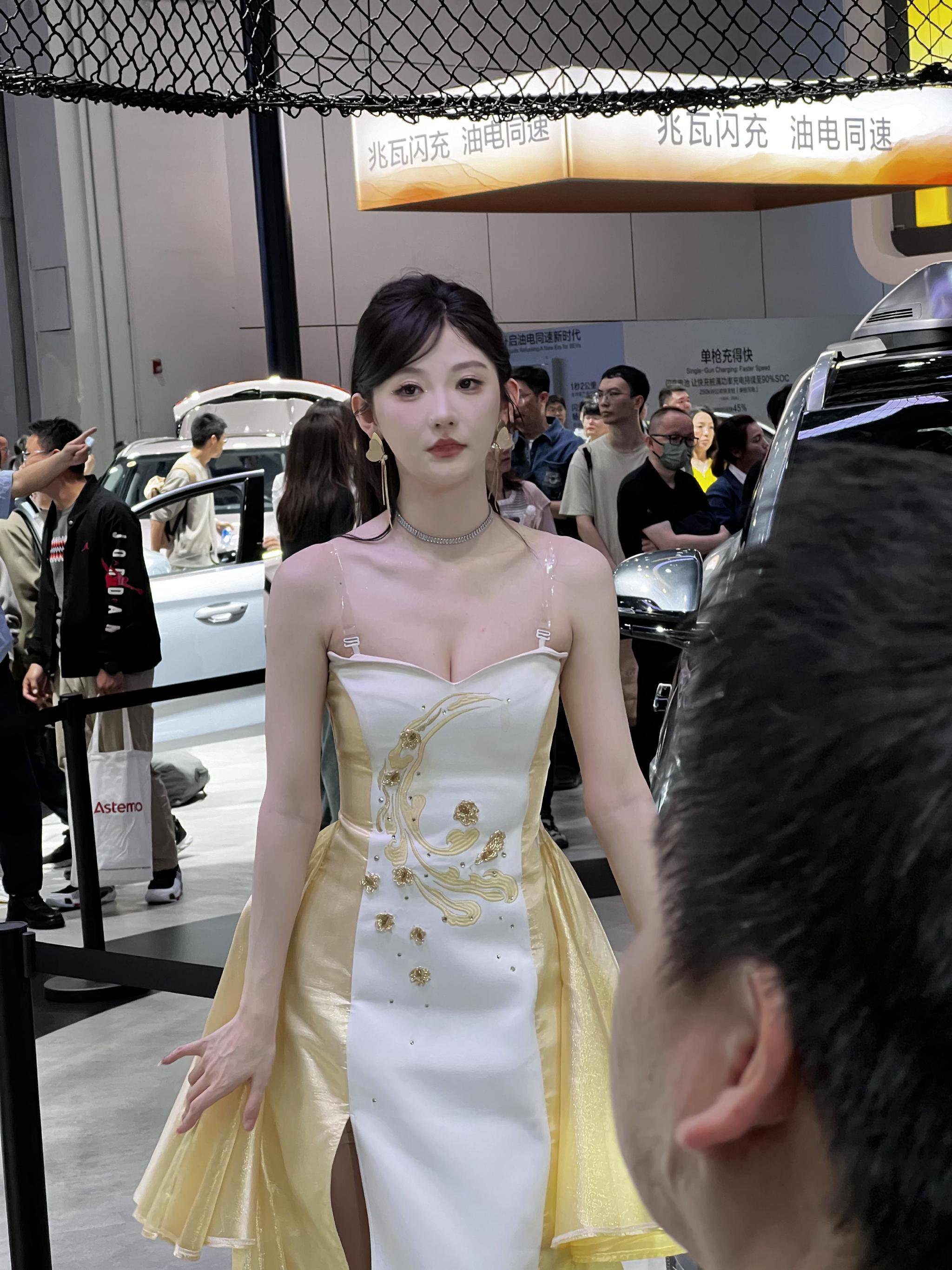 粉丝问我车展为什么不拍车模，还是偷偷拍了，没发出来？哎，我哪有时间拍