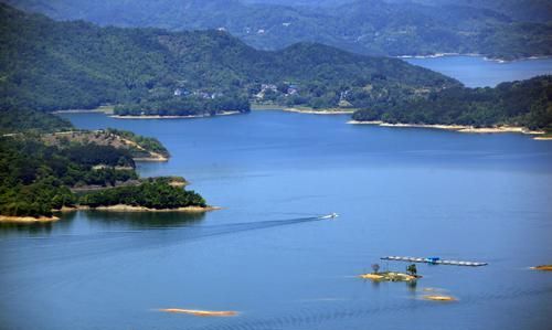 花亭湖知名度没有西湖高,面积却比西湖大,景区内主要景点有橘子洲