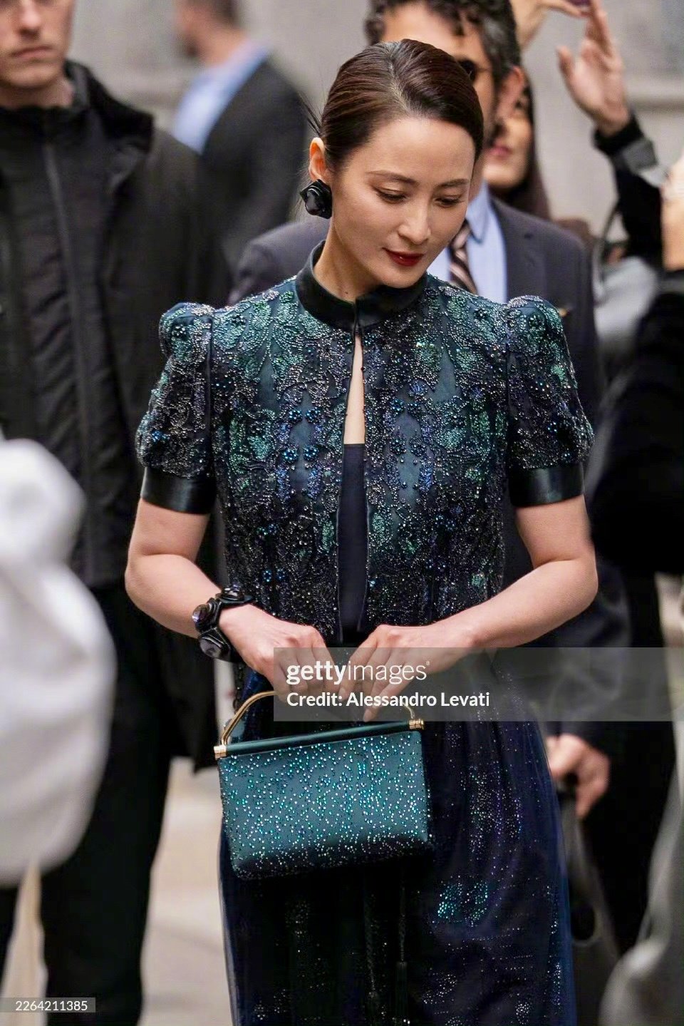 蒋勤勤墨绿刺绣长裙亮相G社生图展东方古典美