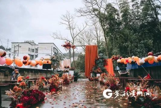 用心又浪漫!贵州一新郎与家人DIY屋顶婚礼!新娘:“感觉自己被爱包围着!”休闲区蓝鸢梦想 - Www.slyday.coM 用心又浪漫!贵州一新郎与家人DIY屋顶婚礼!新娘:“感觉自己被爱包围着!”休闲区蓝鸢梦想 - Www.slyday.coM