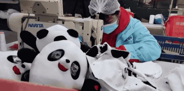 「一墩难求」的冰墩墩是怎么生产的?休闲区蓝鸢梦想 - Www.slyday.coM 「一墩难求」的冰墩墩是怎么生产的?休闲区蓝鸢梦想 - Www.slyday.coM