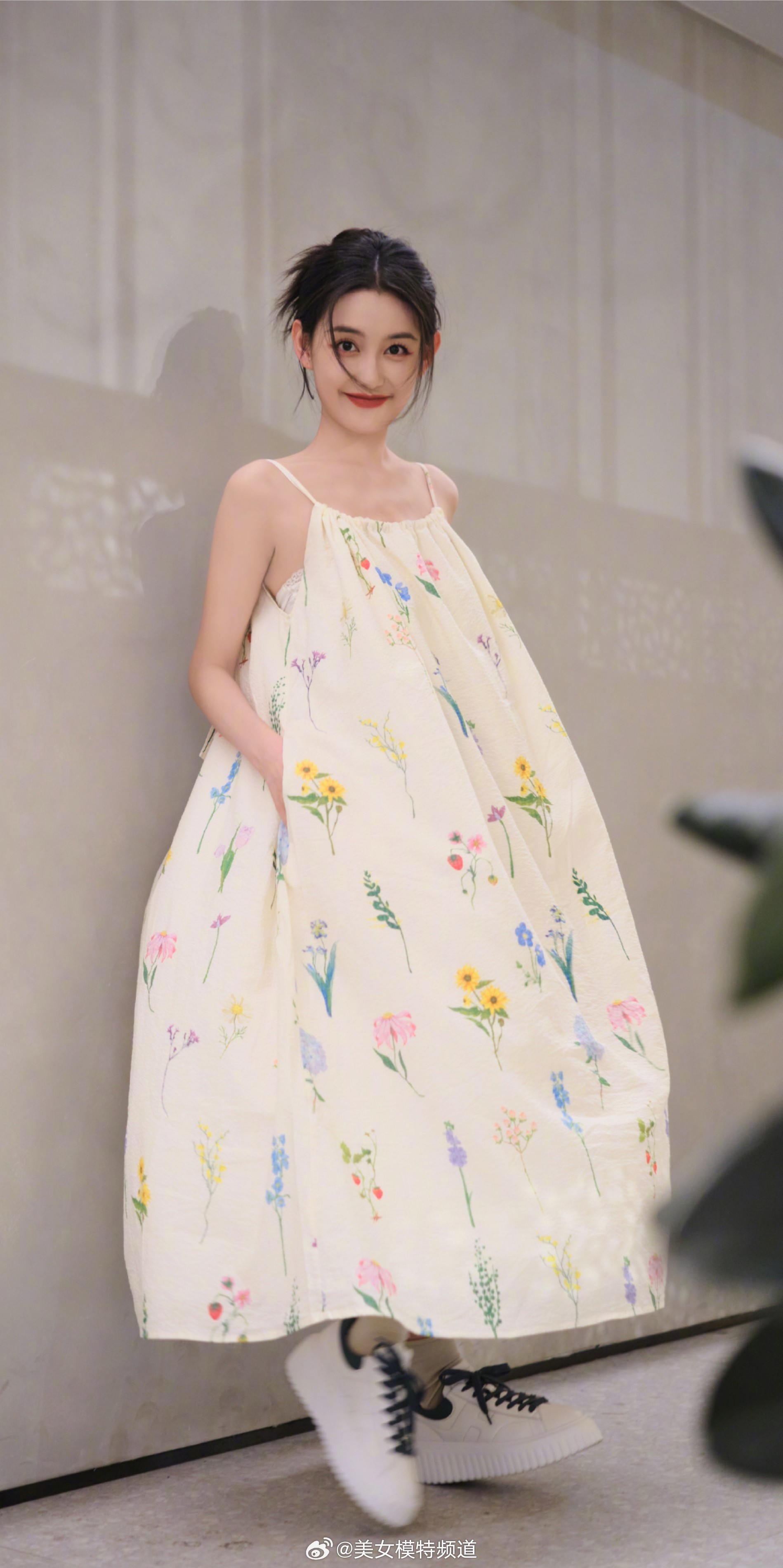 蒋依依碎花吊带甜美可人