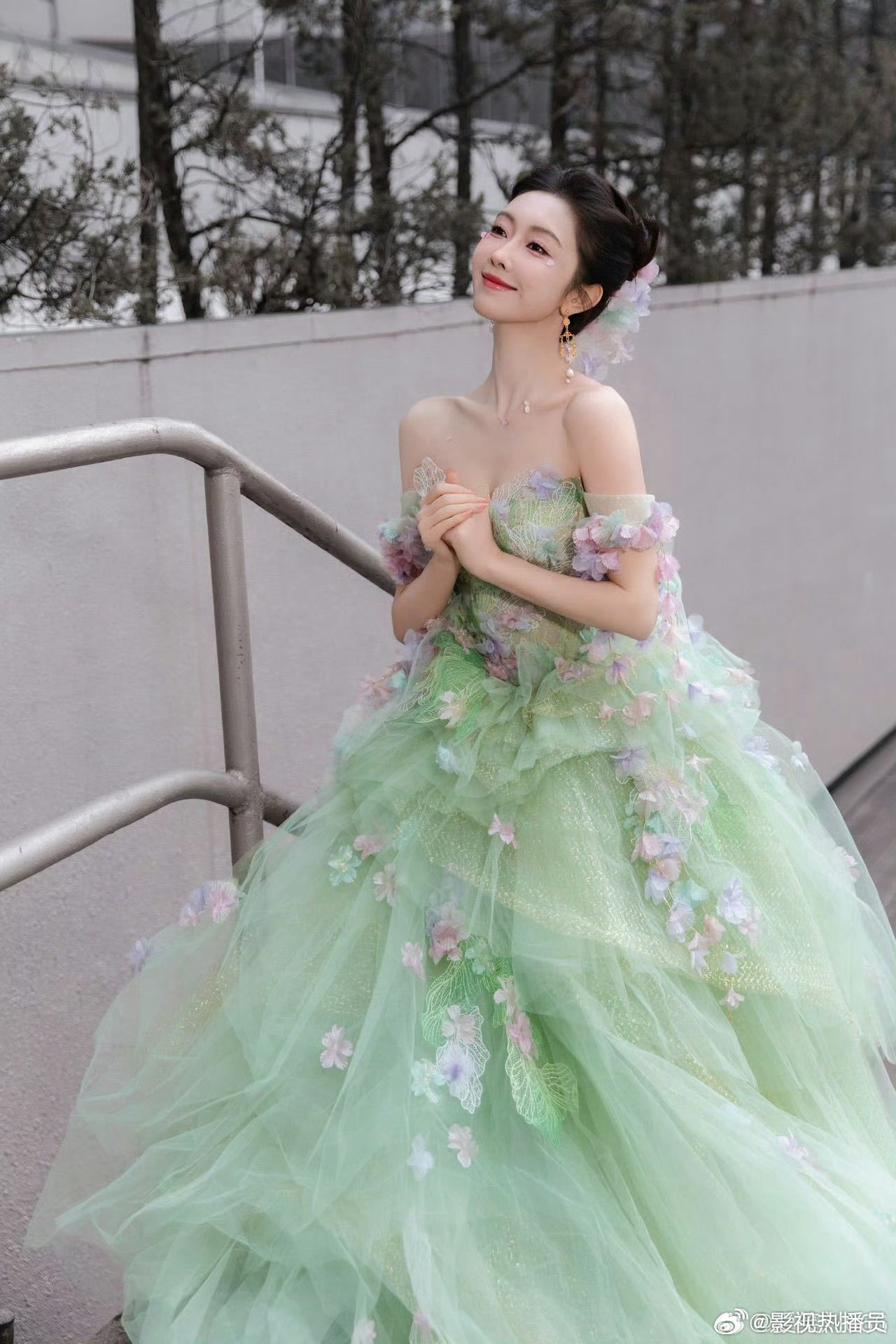 宣璐绿野精灵造型亮相，冬日演绎春日灵动