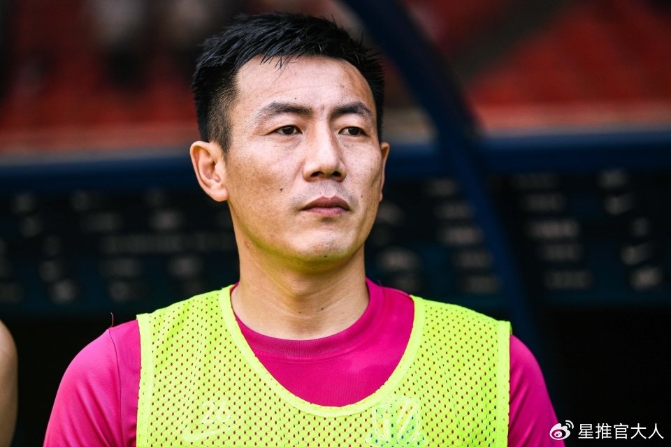 入狱2年刑满释放！秦升辟谣：我不会8国语言 啥也不会 和老外各骂各的