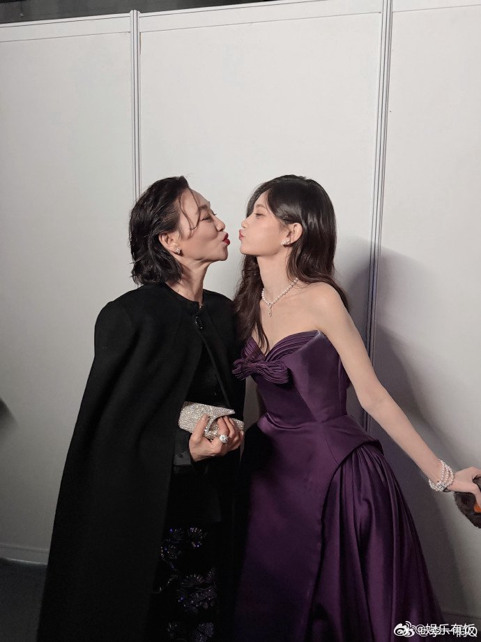 李一桐惠英红微博之夜后台贴贴合照