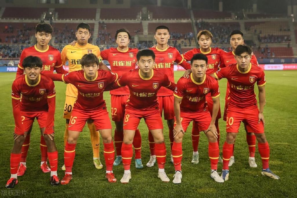 球队新援首次合练表现亮眼 多位替补球员竞争进入白热化阶段