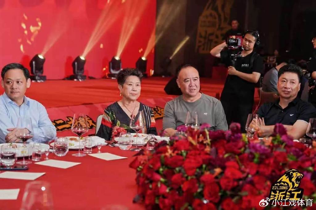 冰释前嫌！赵岩昊给师傅李春江敬酒，师徒二人一笑泯恩仇