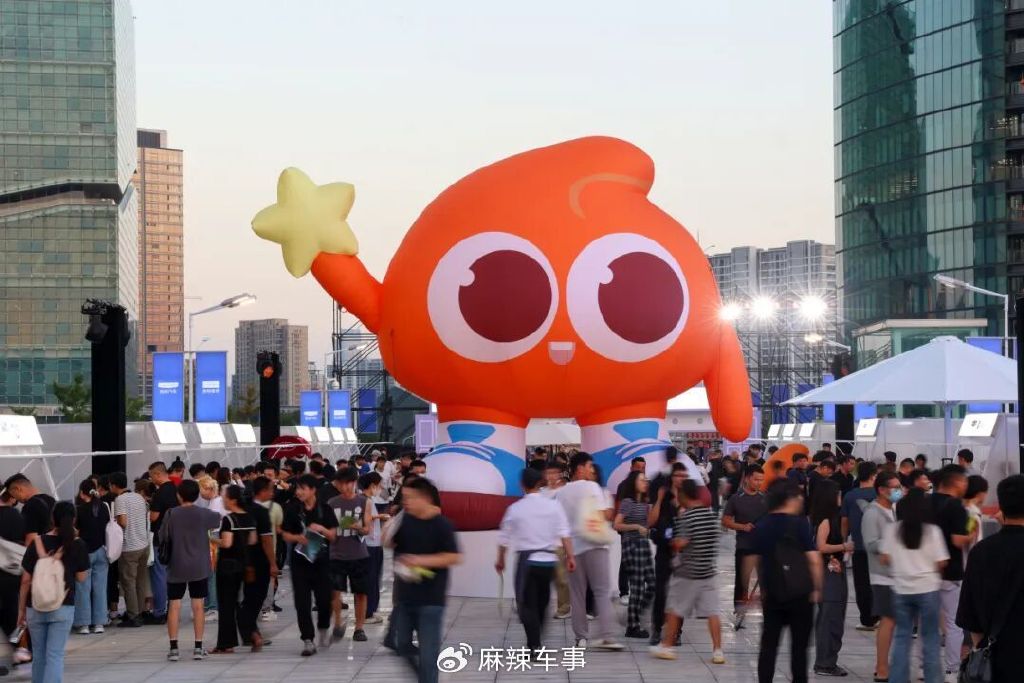 与1800万用户并肩同行，吉利让每一份美好都有回响