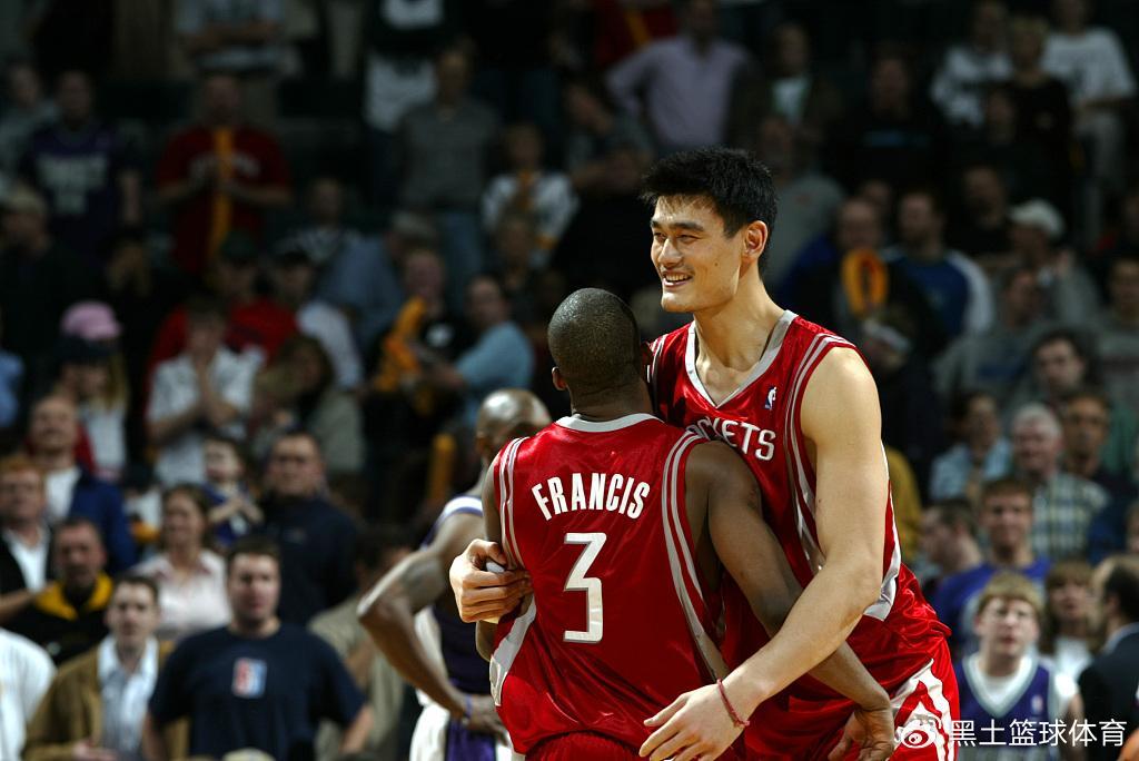 巅峰时期的布泽尔能否打爆姚明？对比两人交手数据，差距很明显！