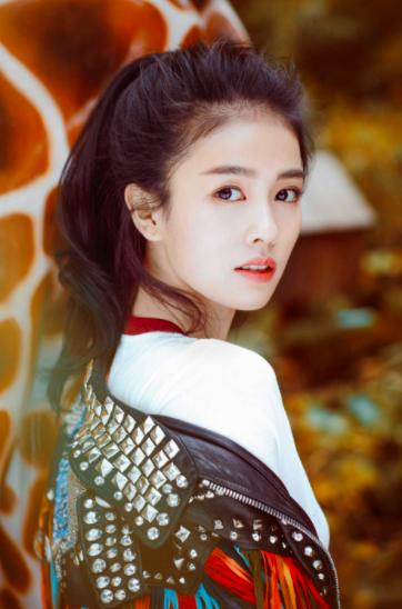 娱乐圈撞脸姐妹李一桐白鹿一个笑起来好看一个看起来好笑