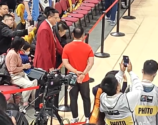 大牌云集！胡卫东、巩晓彬、王治郅等篮坛名宿现场观看中韩大战