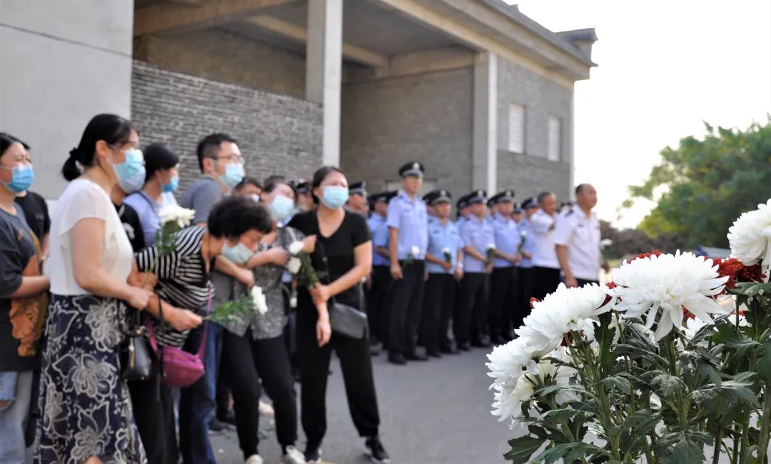 痛心!刑警在抓捕嫌疑人过程中因公牺牲,年仅44岁休闲区蓝鸢梦想 - Www.slyday.coM 痛心!刑警在抓捕嫌疑人过程中因公牺牲,年仅44岁休闲区蓝鸢梦想 - Www.slyday.coM