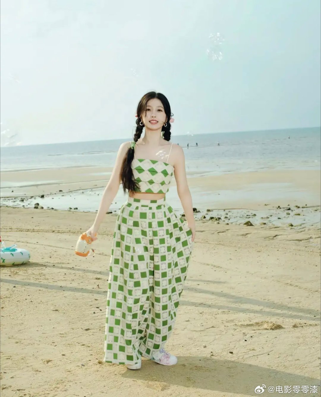 虞书欣颜值演技双在线，舞台上下反差萌