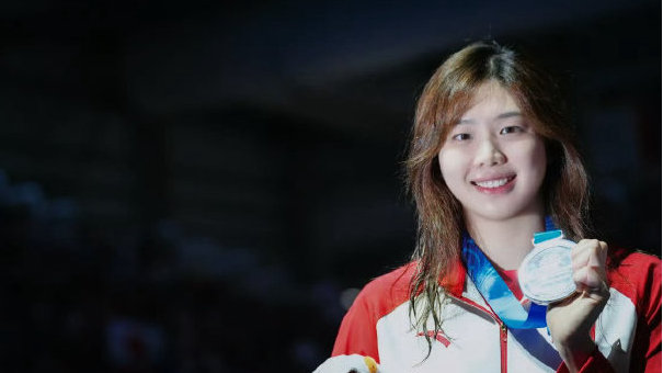 唐钱婷，发博晒出三枚奖牌