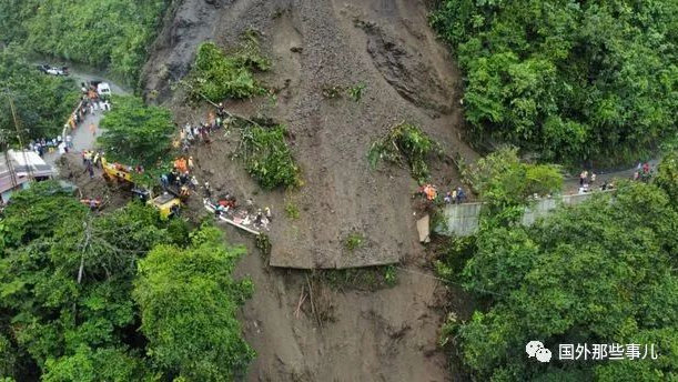 哥伦比亚公交车行驶途中遭遇山体滑坡，造成34人死亡，包括8名儿童