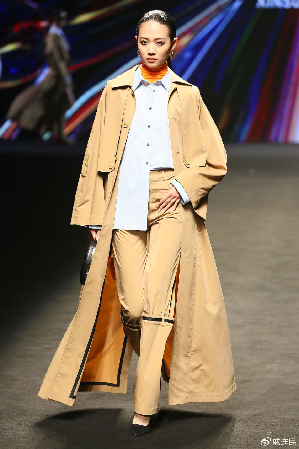 有哪些国内外的网站能查到四大时装周近六年每一季的秀场走秀图？