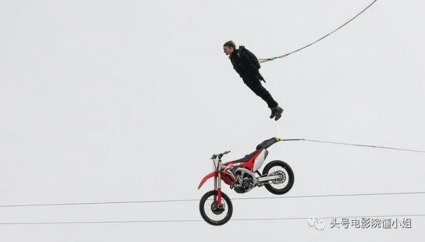 《碟中谍7》片场新照曝光,阿汤哥火车顶上真打,59岁还在玩命休闲区蓝鸢梦想 - Www.slyday.coM 《碟中谍7》片场新照曝光,阿汤哥火车顶上真打,59岁还在玩命休闲区蓝鸢梦想 - Www.slyday.coM