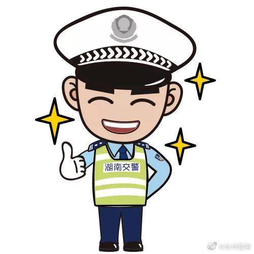 央视新闻| 独居老人坐轮椅驶入国道 交警步行一路护送