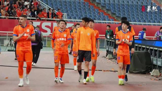 果然视频|泰山0：1申花，遭遇连败，资深球迷看台上不离不弃