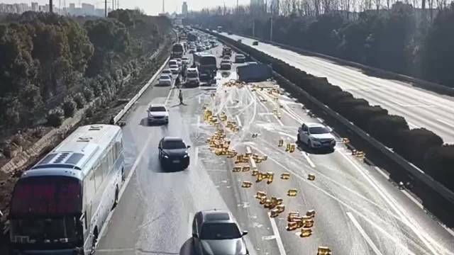 G42沪蓉高速江苏常州段多车碰撞:货车侧翻食用油洒在路上 有客车乘客受伤已送医