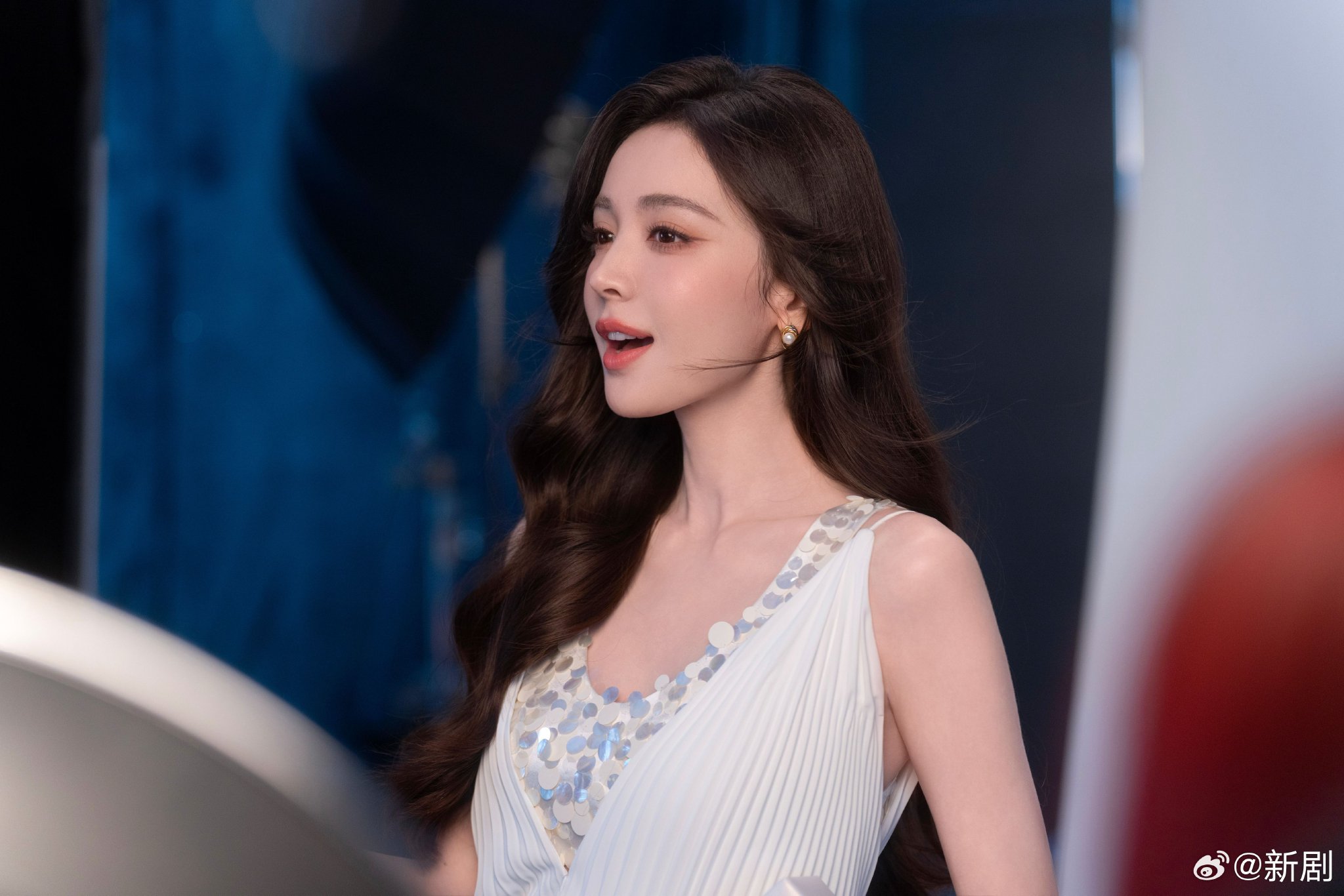 娜扎白色亮片长裙亮相花市，手捧花束笑容灿烂