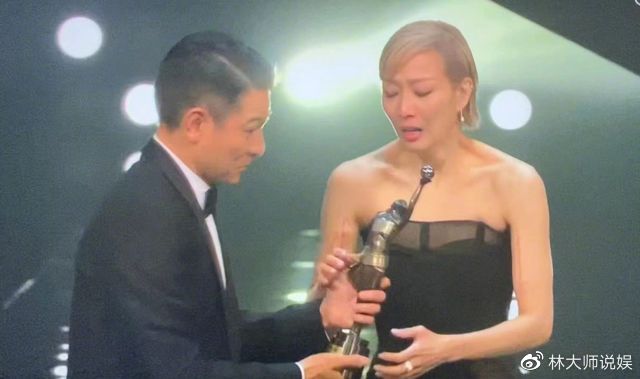 郑秀文终获金像奖影后，抱刘德华激动大哭！刘青云再获影帝！休闲区蓝鸢梦想 - Www.slyday.coM
